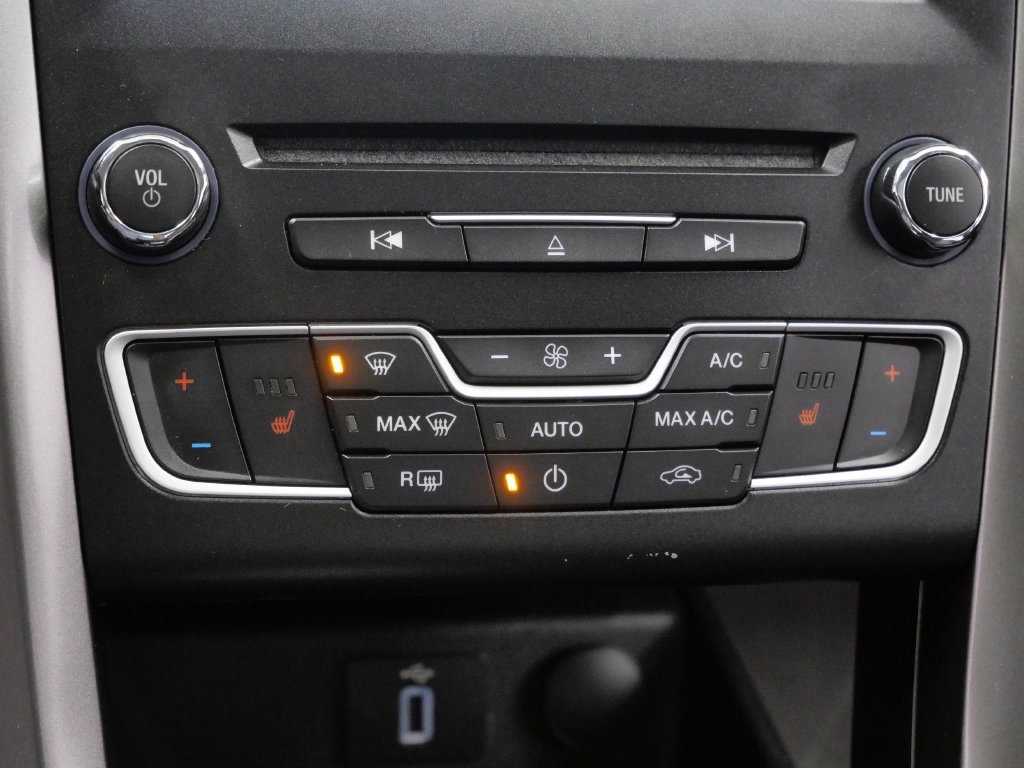 Used 2017 Ford Fusion SE w/ Fusion SE Technology Package FWD image 26