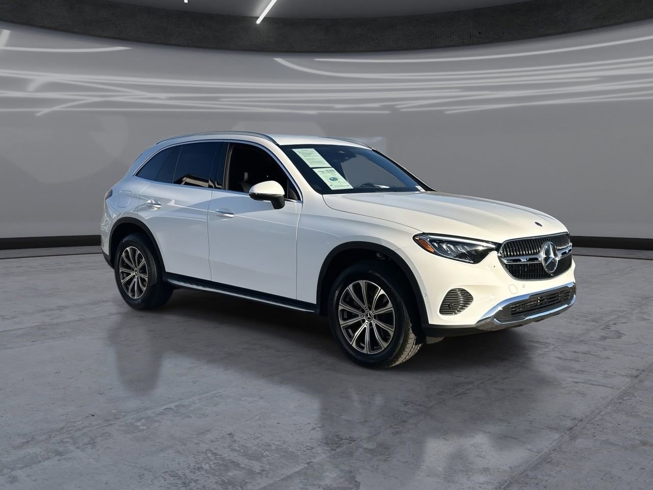 Used 2025 Mercedes-Benz GLC 300 4MATIC image 2