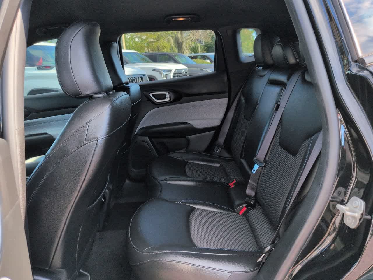 Used 2023 Jeep Compass Latitude w/ Convenience Group AWD/4WD image 13