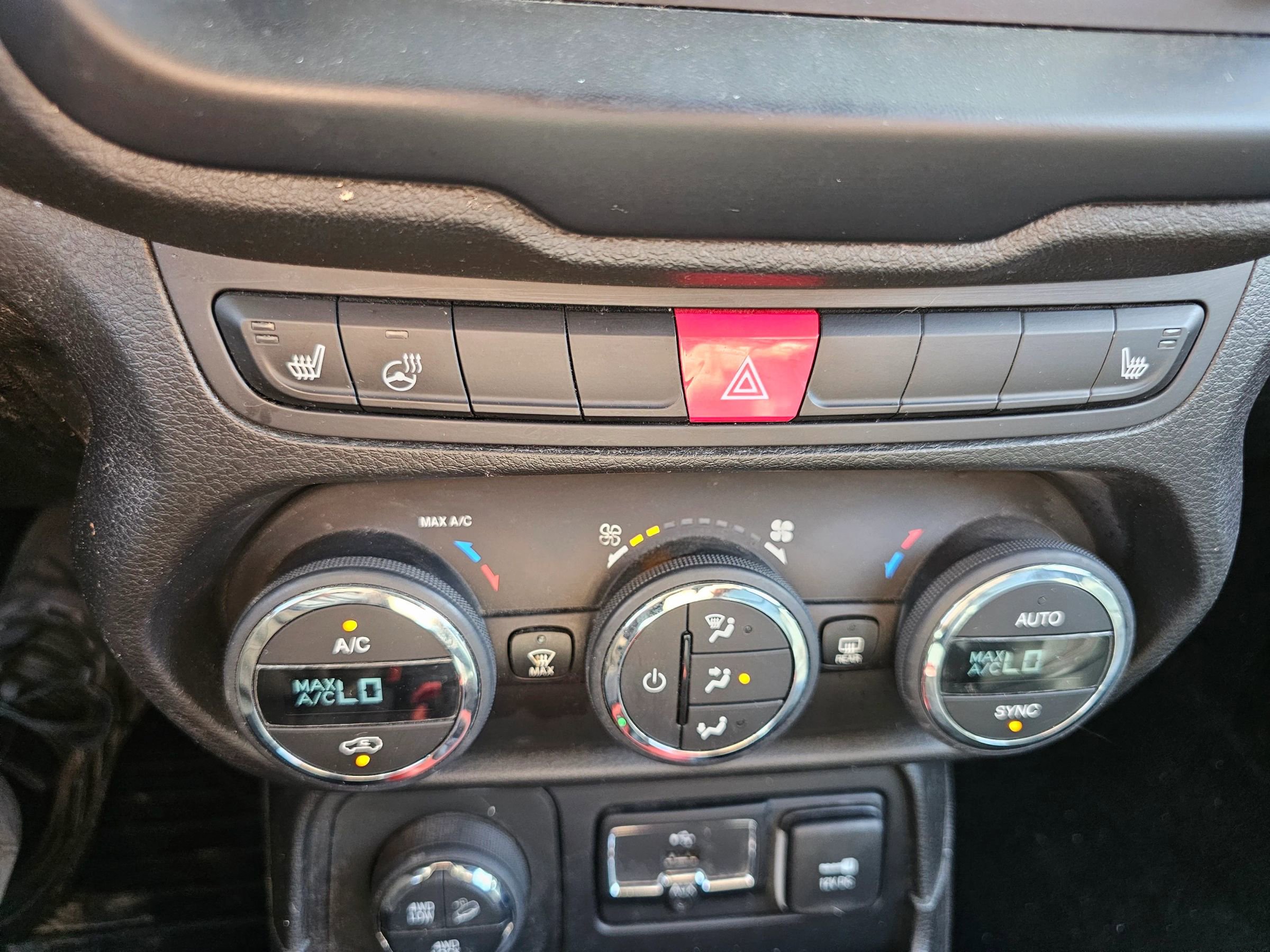 Used 2016 Jeep Renegade Trailhawk w/ Premium Trailhawk Package image 14