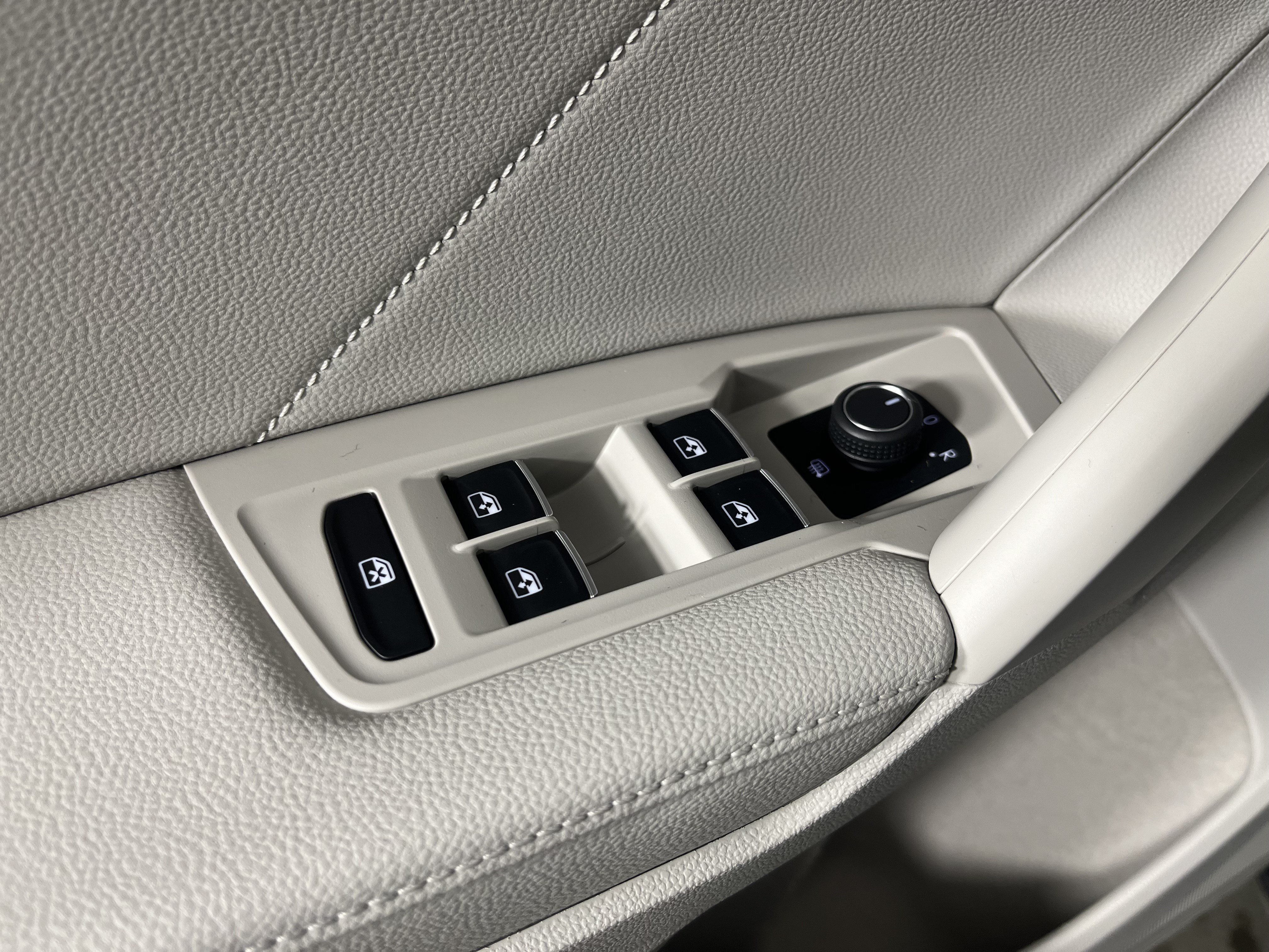 Used 2023 Volkswagen Tiguan SE R-Line AWD/4WD image 19