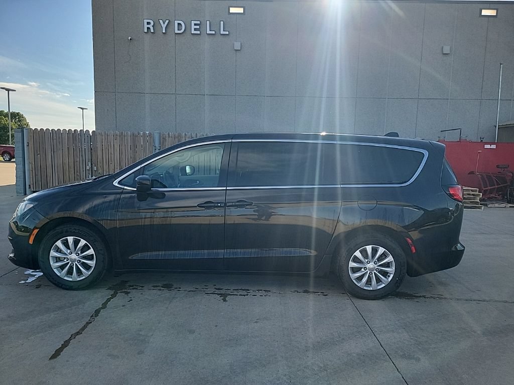 Used 2017 Chrysler Pacifica Touring w/ Tire & Wheel Group FWD image 5