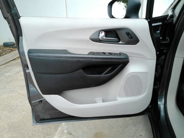 Used 2023 Chrysler Pacifica Touring-L FWD image 13