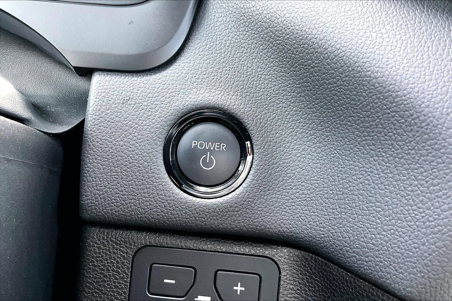 Used 2025 Toyota Tundra Limited AWD/4WD image 32