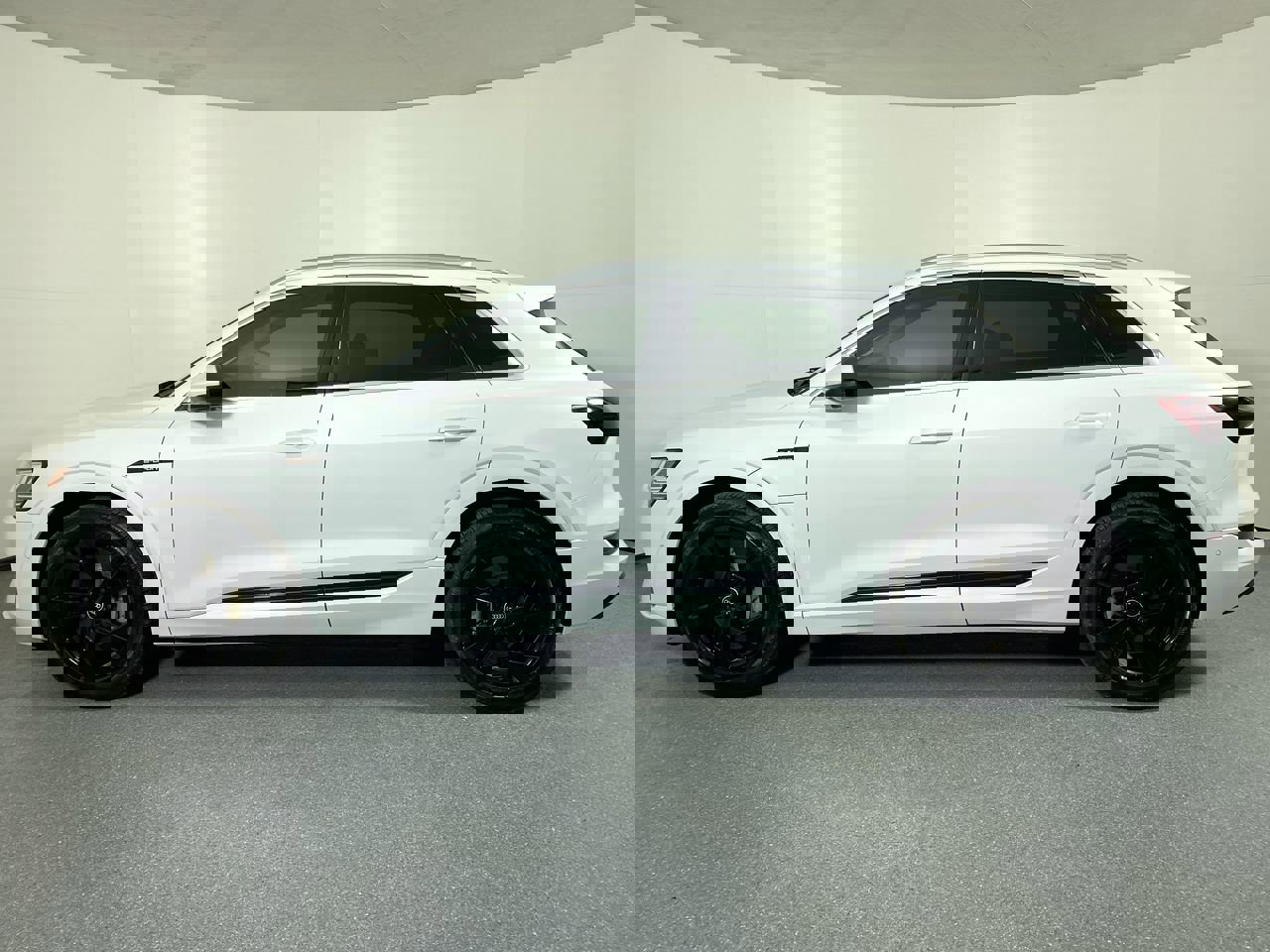 Certified 2022 Audi e-tron Premium Plus w/ Premium Plus Package image 30