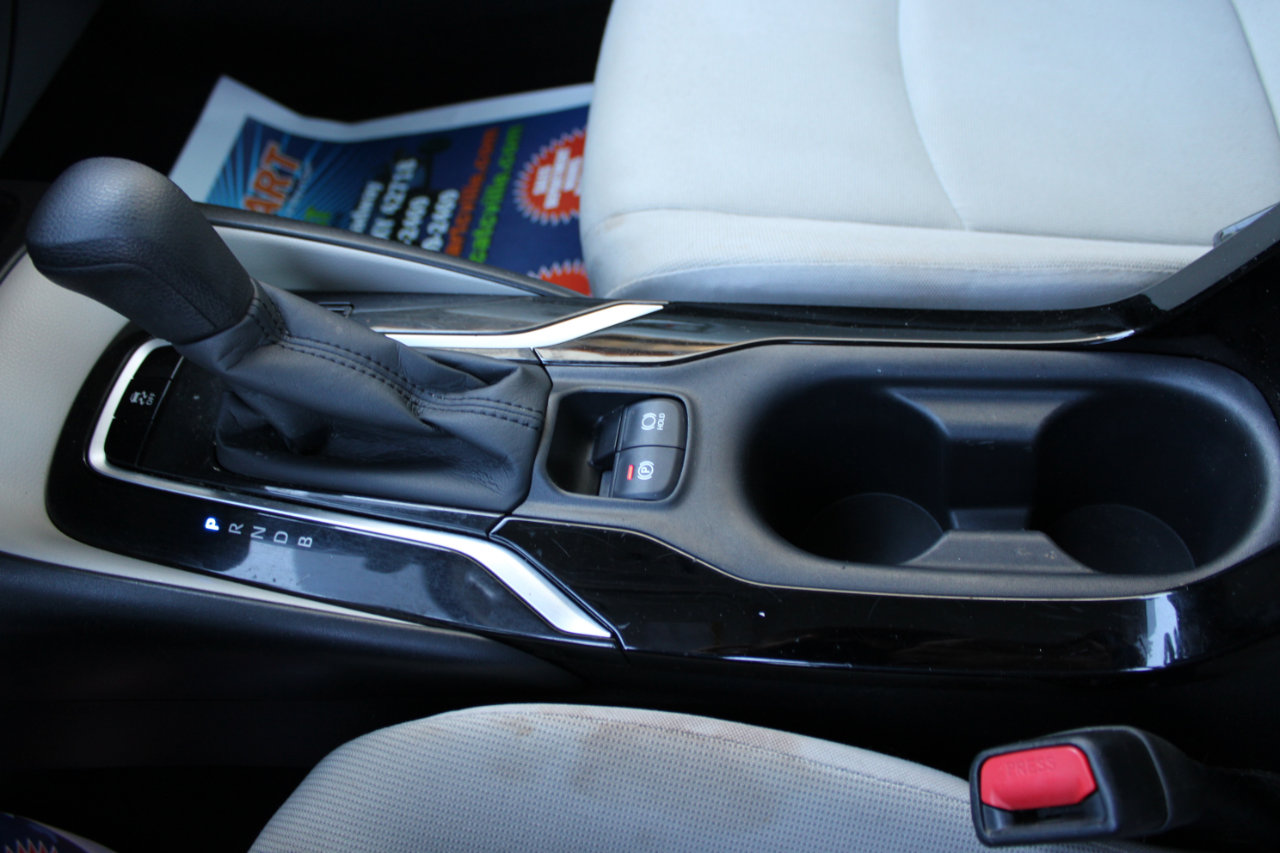 Used 2020 Toyota Corolla LE image 32