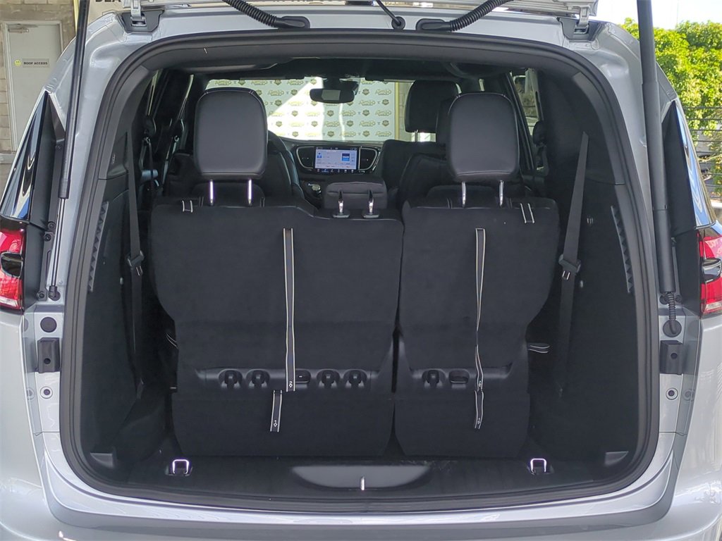 New 2026 Chrysler Pacifica Select image 13
