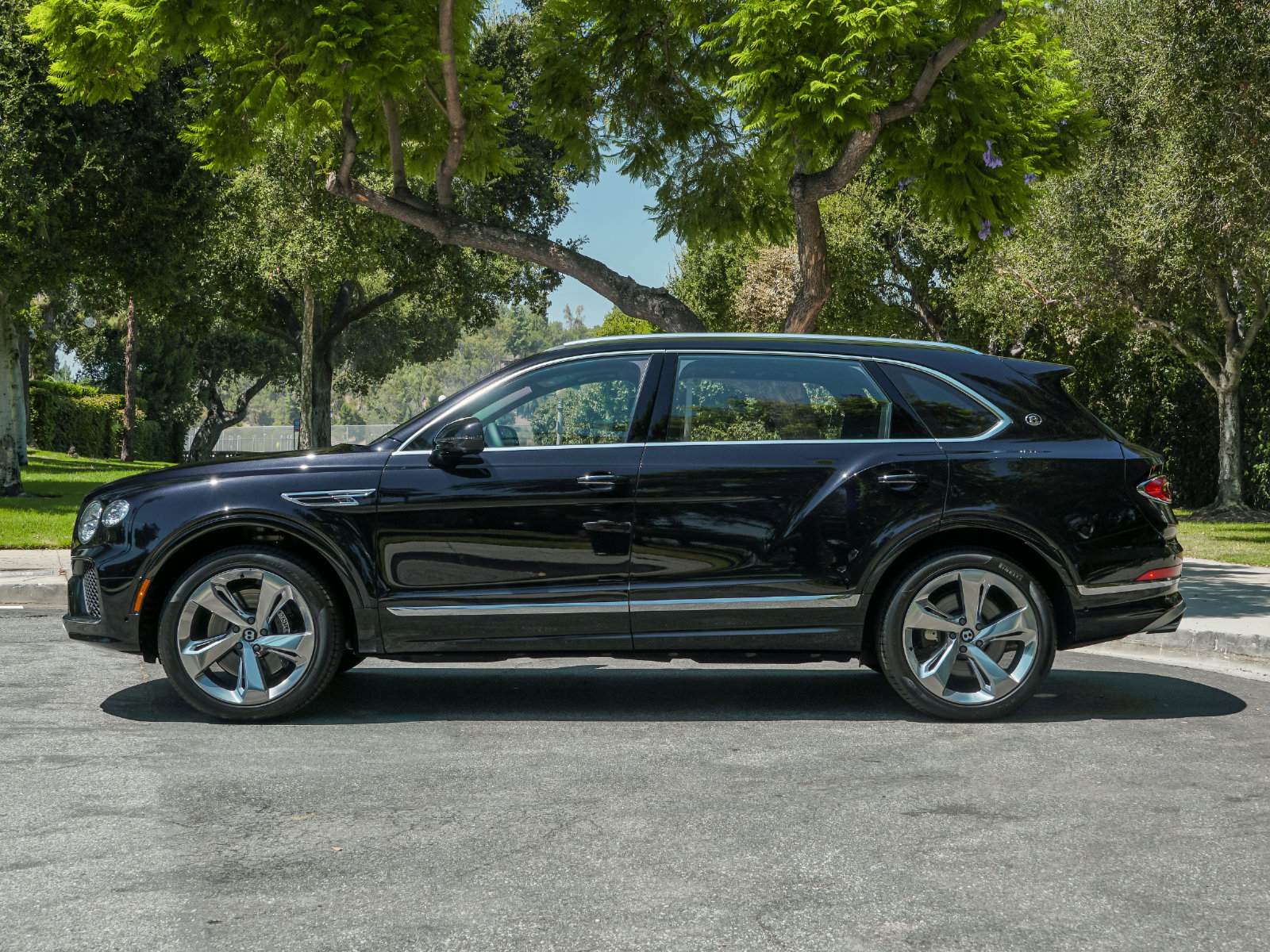 New 2025 Bentley Bentayga Extended Wheelbase AWD/4WD image 3