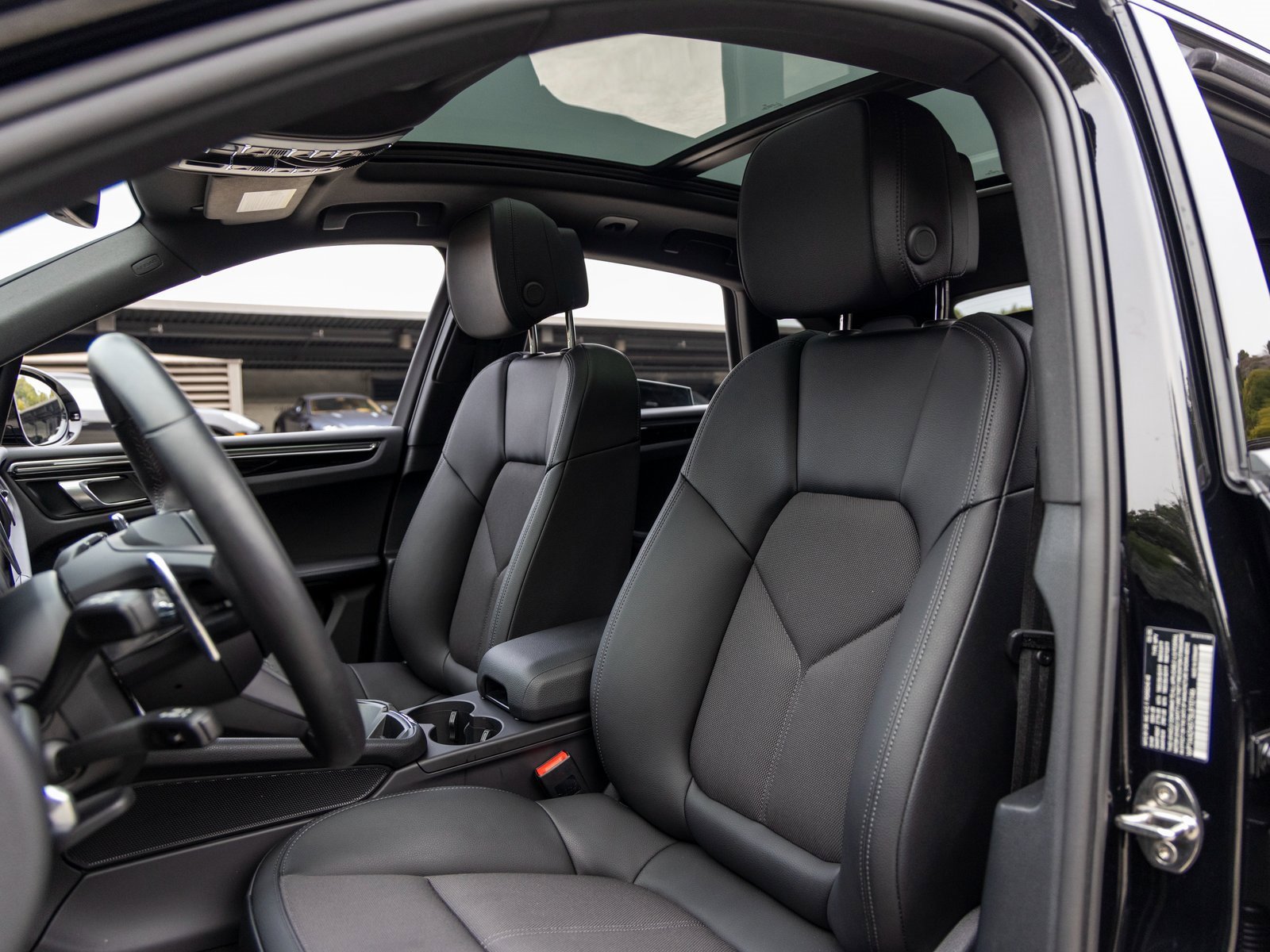 Certified 2025 Porsche Macan image 5