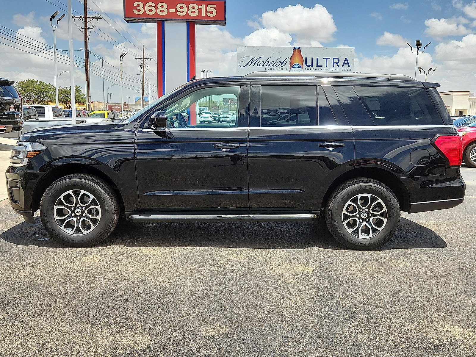 Used 2024 Ford Expedition XLT image 2