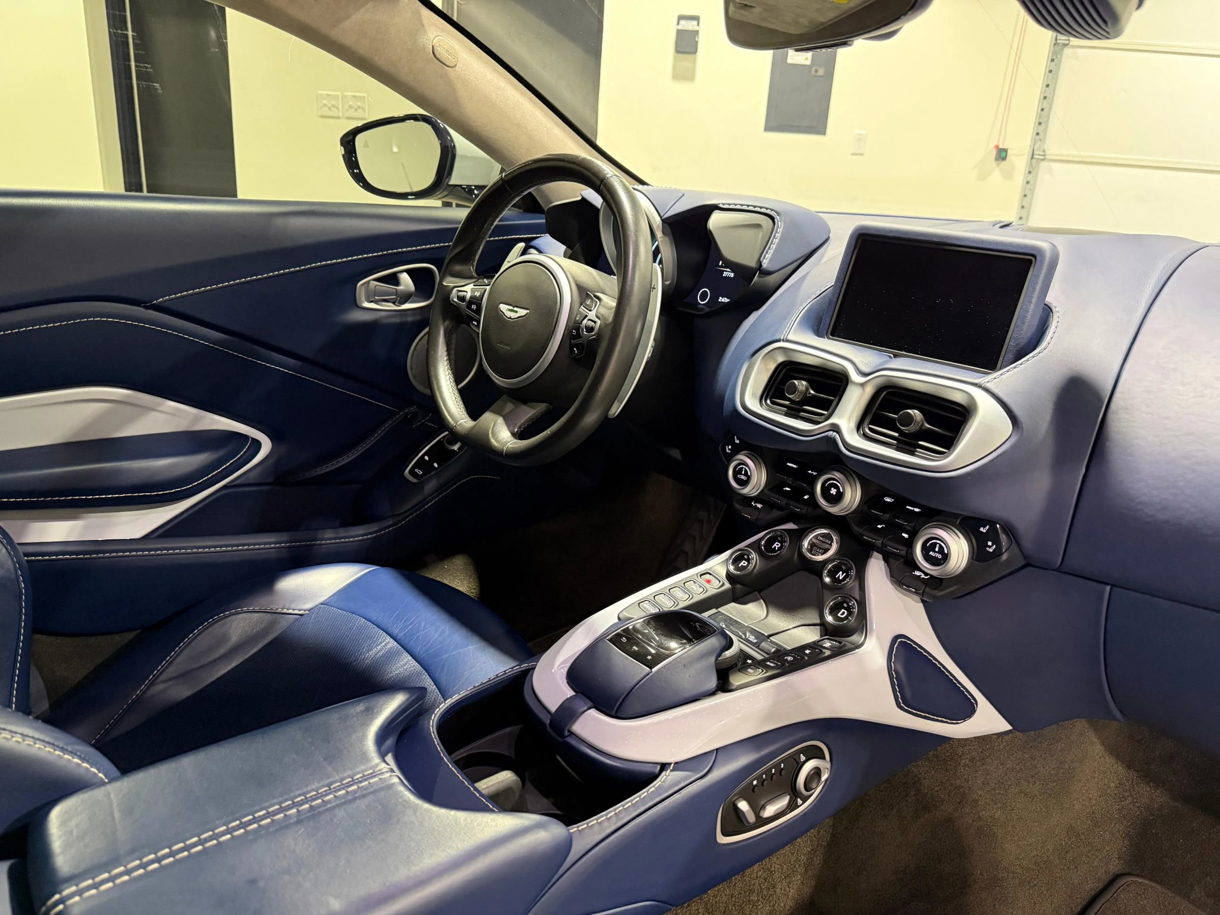 Used 2020 Aston Martin V8 Vantage Coupe image 29