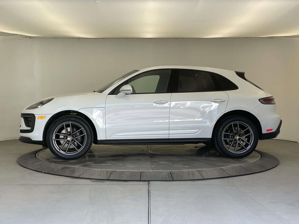 Certified 2023 Porsche Macan image 2
