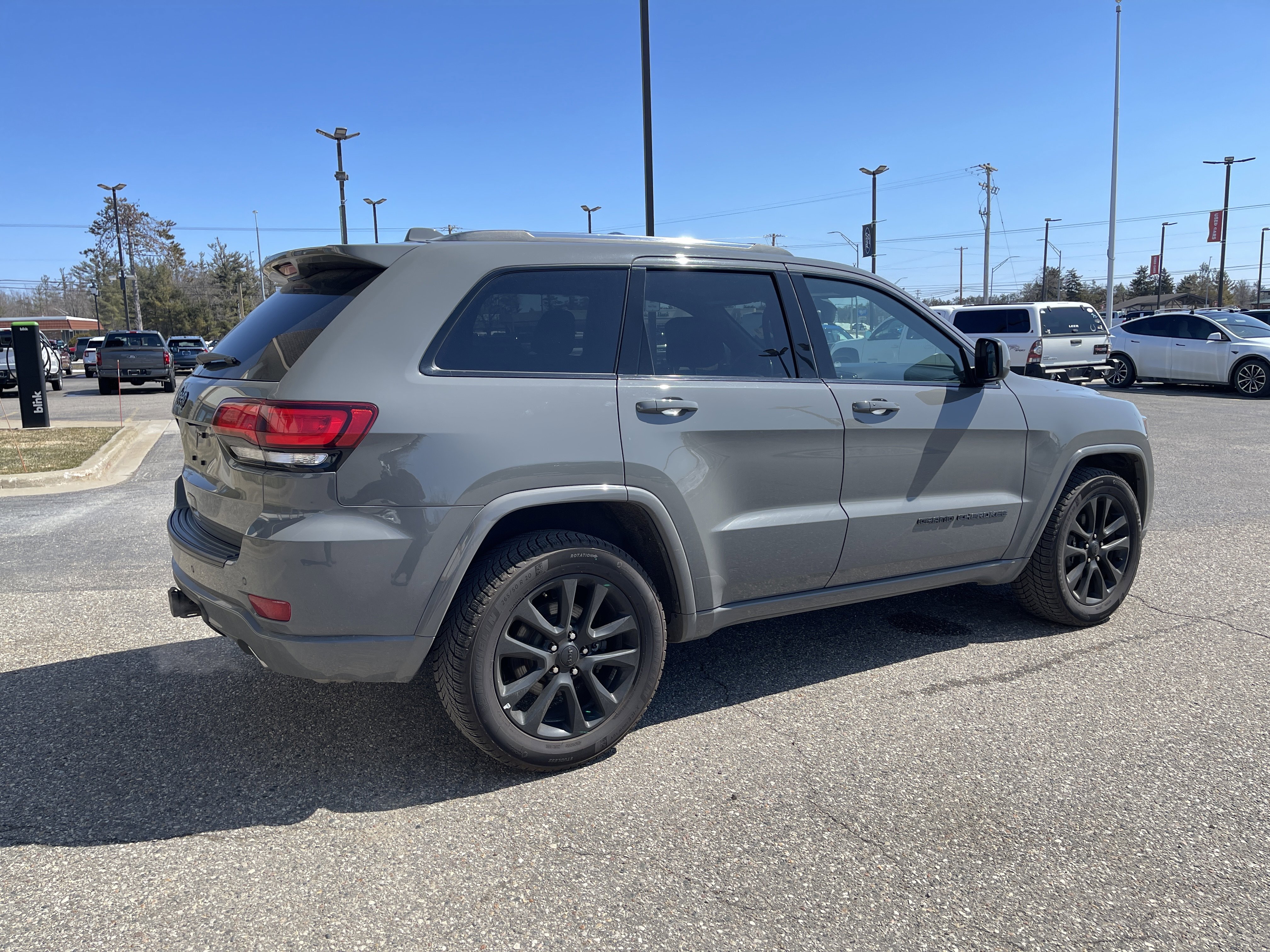 Used 2020 Jeep Grand Cherokee Altitude AWD/4WD image 4