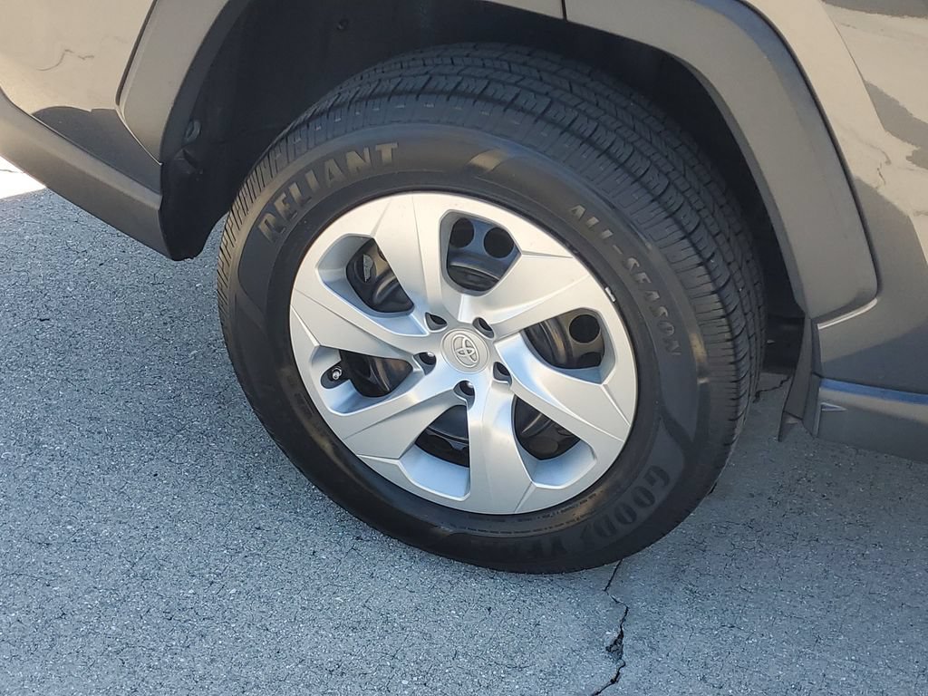 Used 2019 Toyota RAV4 LE FWD image 11