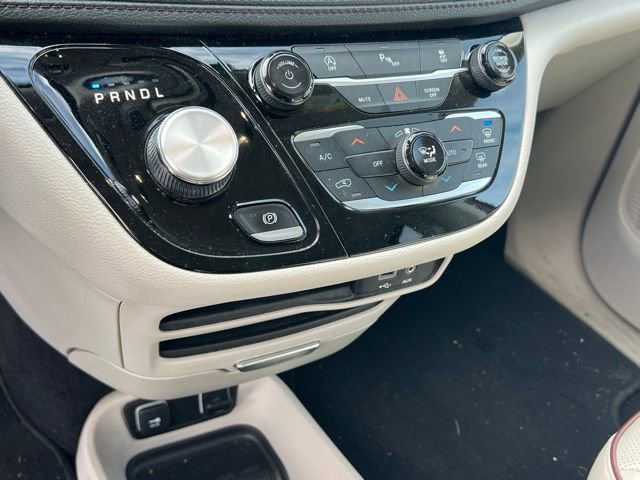 Used 2020 Chrysler Pacifica Limited image 19