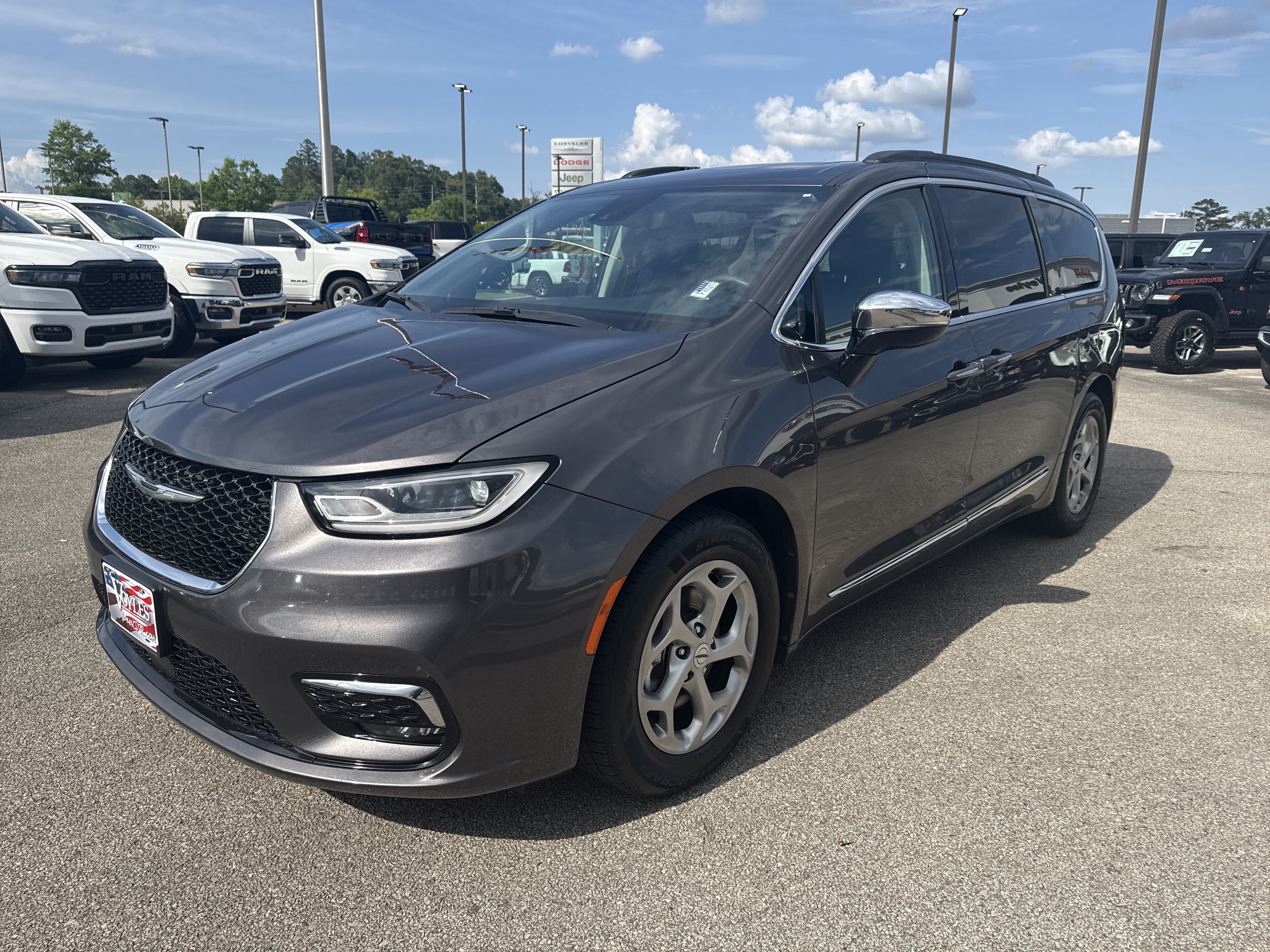 Used 2023 Chrysler Pacifica Limited FWD image 3