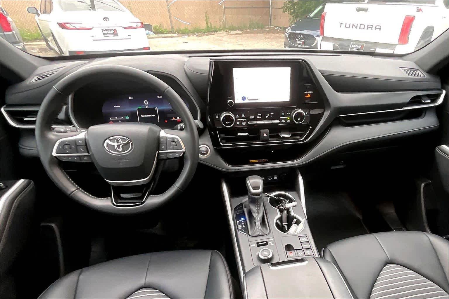 Used 2025 Toyota Highlander XSE AWD/4WD image 16