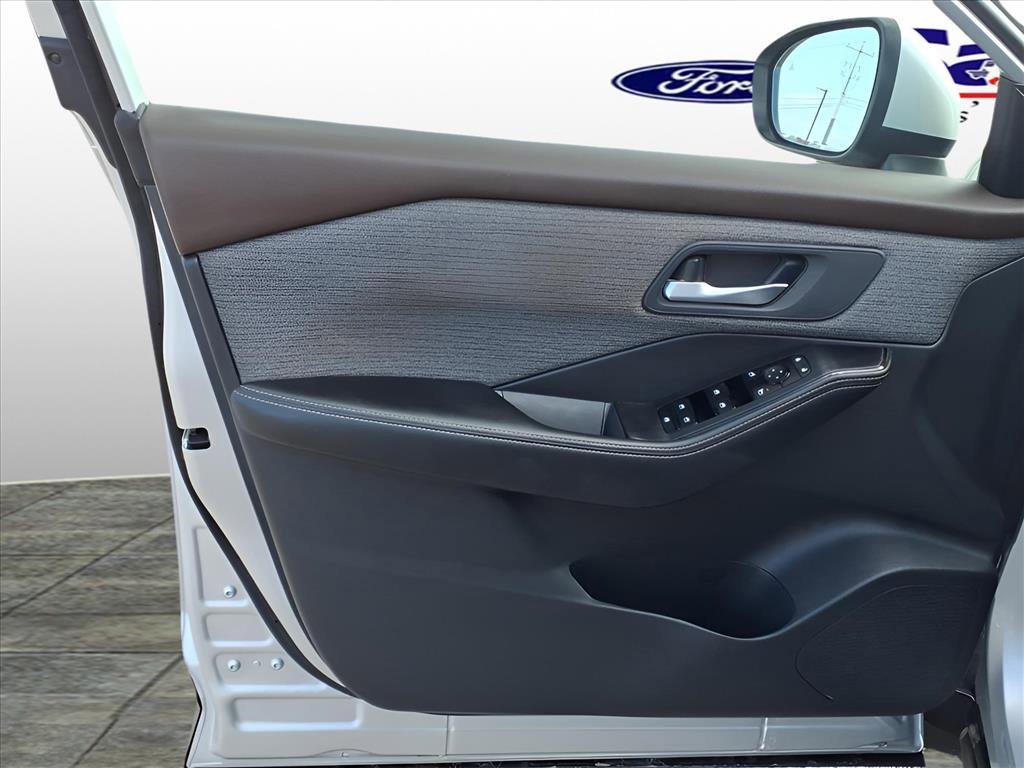 Used 2023 Nissan Rogue SV image 10