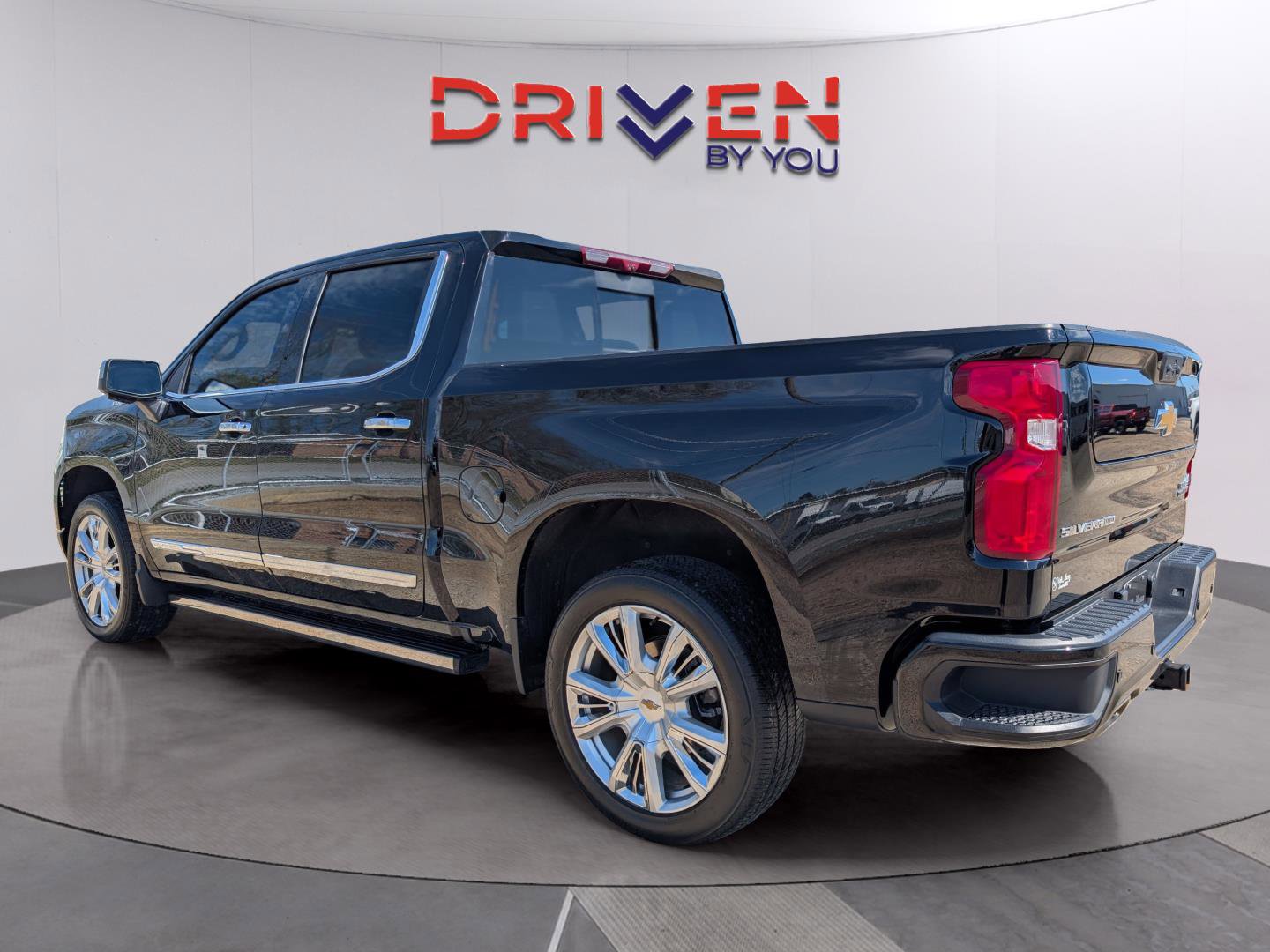 Used 2025 Chevrolet Silverado 1500 High Country w/ Technology Package AWD/4WD image 3