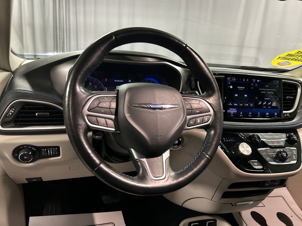 Used 2021 Chrysler Pacifica Touring-L FWD image 13
