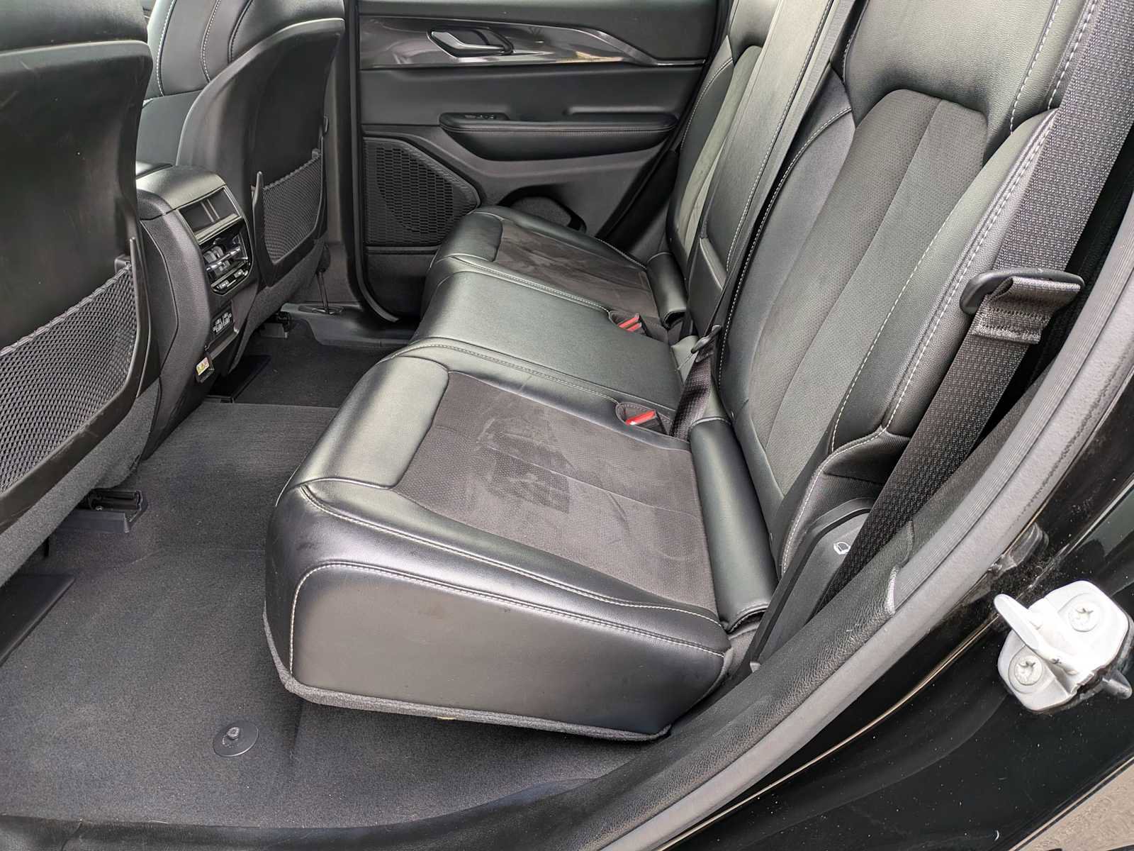 Used 2023 Jeep Grand Cherokee Altitude AWD/4WD image 17