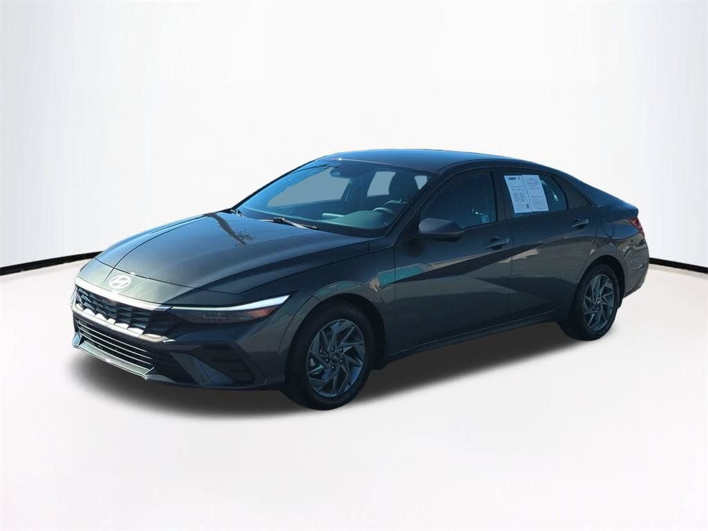 Used 2025 Hyundai Elantra Hybrid FWD image 9