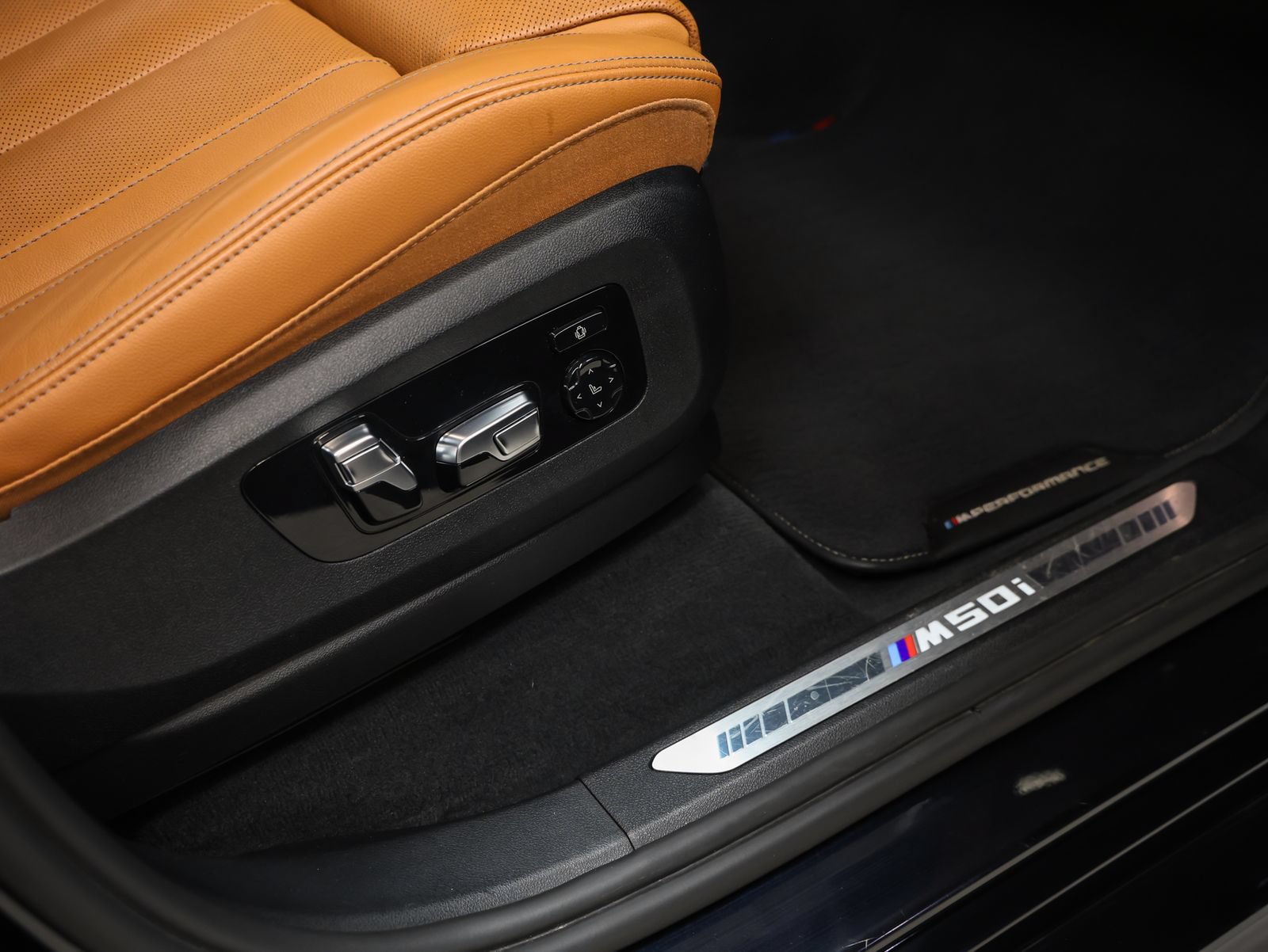 Used 2022 BMW X7 M50i AWD/4WD image 24