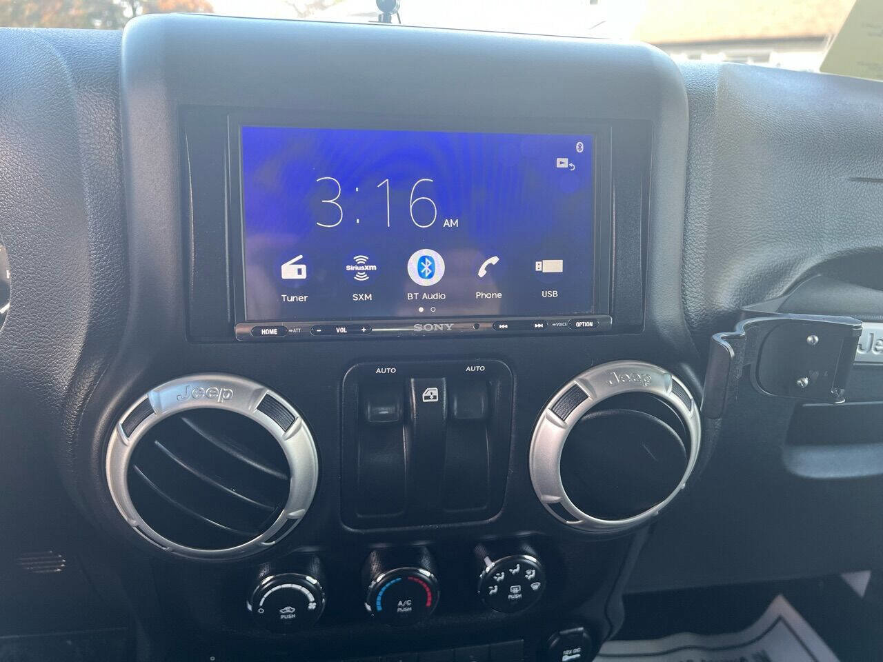 Used 2018 Jeep Wrangler Sahara w/ Connectivity Group image 17