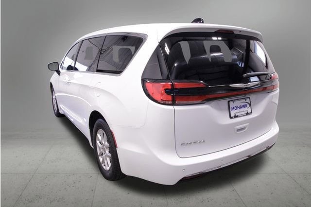 Used 2025 Chrysler Pacifica Select image 3