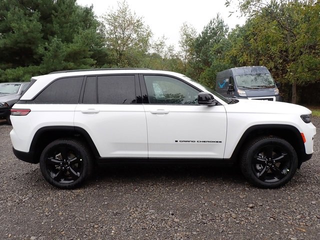 New 2025 Jeep Grand Cherokee Limited w/ Black Appearance Package image 8