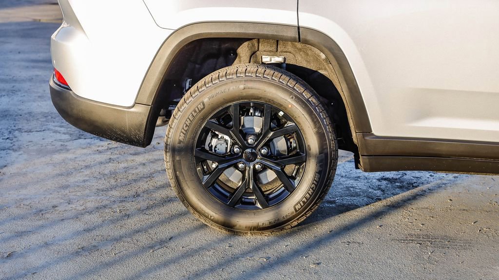 New 2025 Jeep Grand Cherokee Altitude image 12