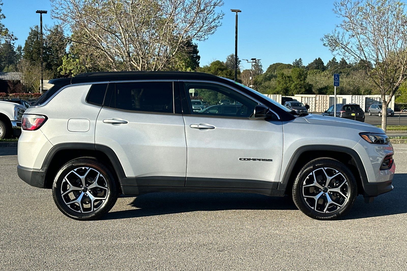 Used 2025 Jeep Compass Limited image 3