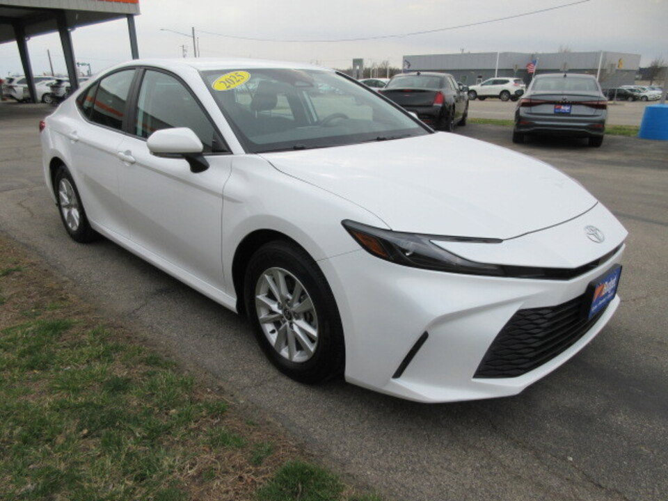 Used 2025 Toyota Camry LE w/ Convenience Package image 7