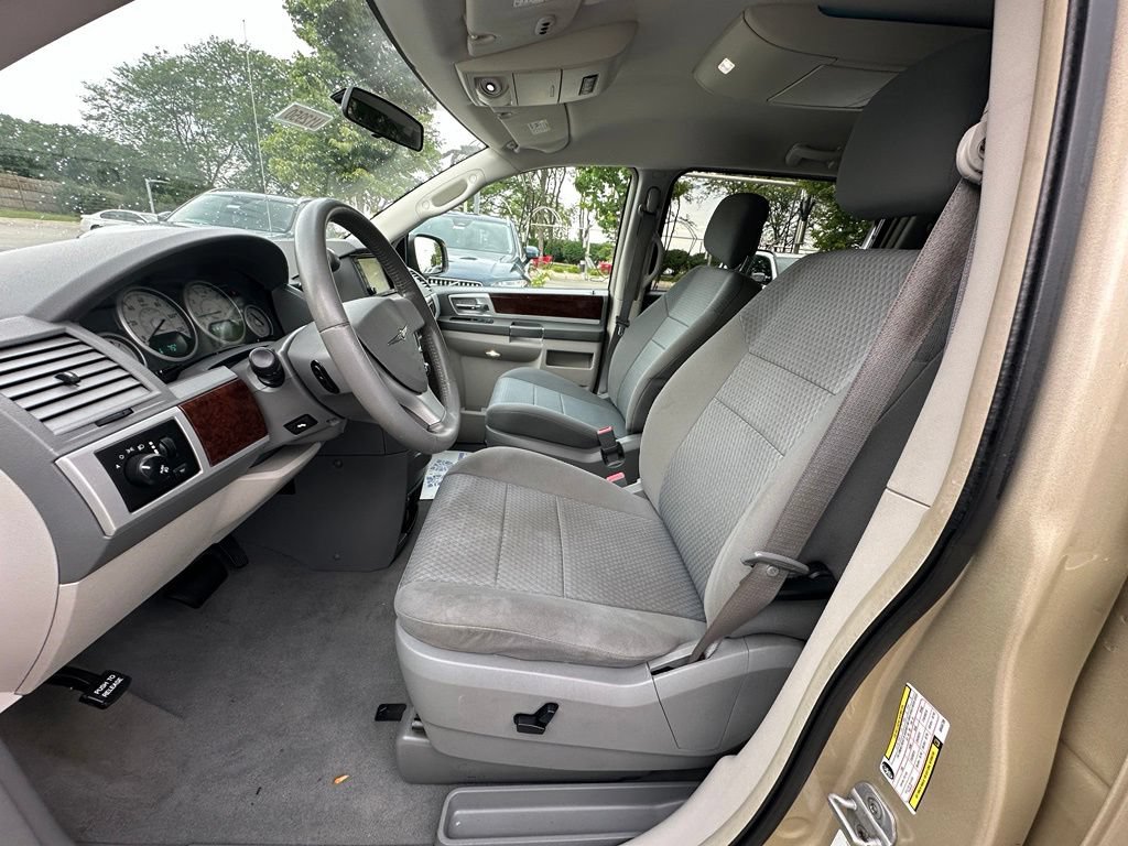 Used 2010 Chrysler Town & Country Touring FWD image 13