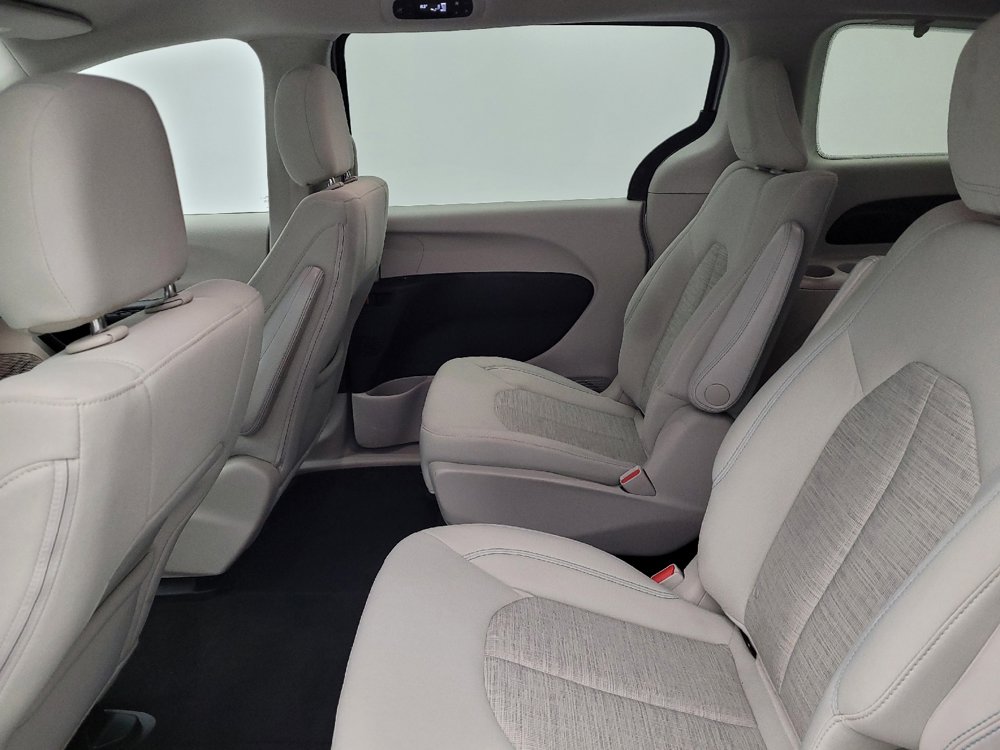 Used 2018 Chrysler Pacifica Touring Plus FWD image 18