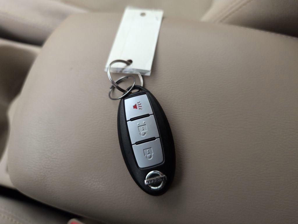 Used 2014 Nissan Rogue SV image 40