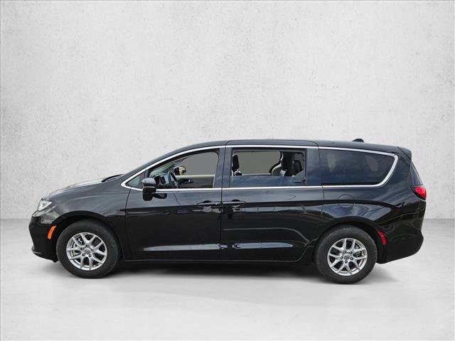 Used 2024 Chrysler Pacifica Touring-L image 9