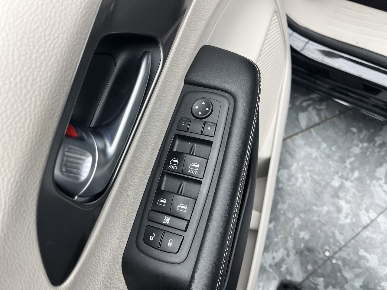 Used 2024 Chrysler Pacifica Touring-L FWD image 8