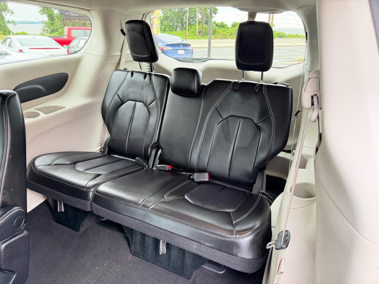 Used 2023 Chrysler Pacifica Touring-L FWD image 35