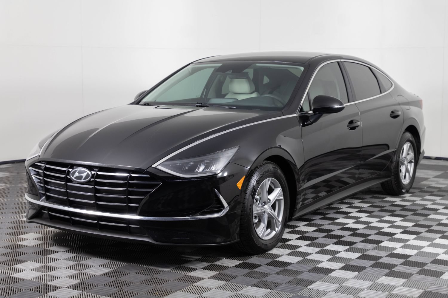 Used 2023 Hyundai Sonata SE w/ Preferred Accessory Package FWD image 2