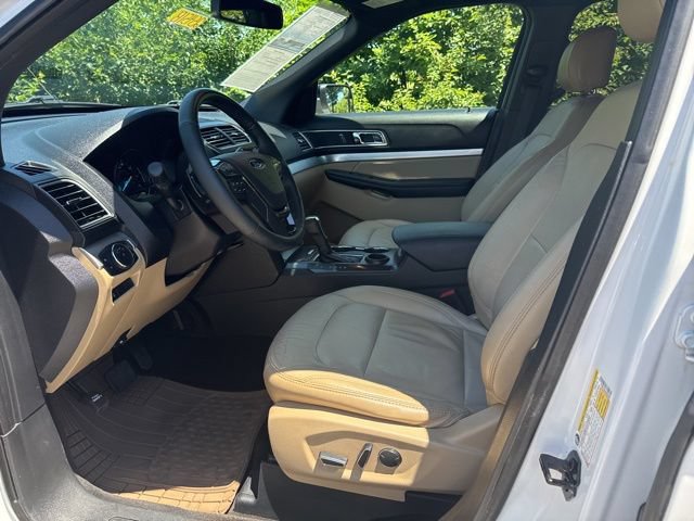 Used 2017 Ford Explorer XLT w/ Equipment Group 202A FWD image 10