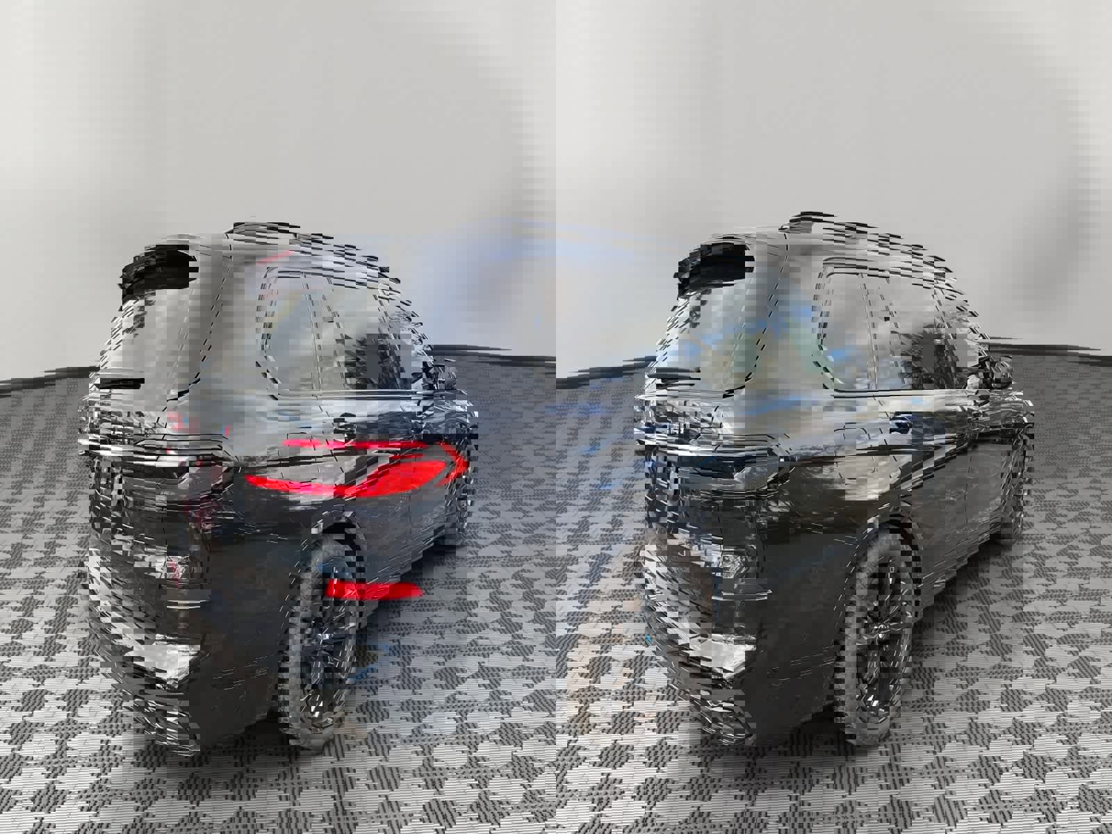 Used 2024 BMW X7 M60i w/ Executive Package image 3