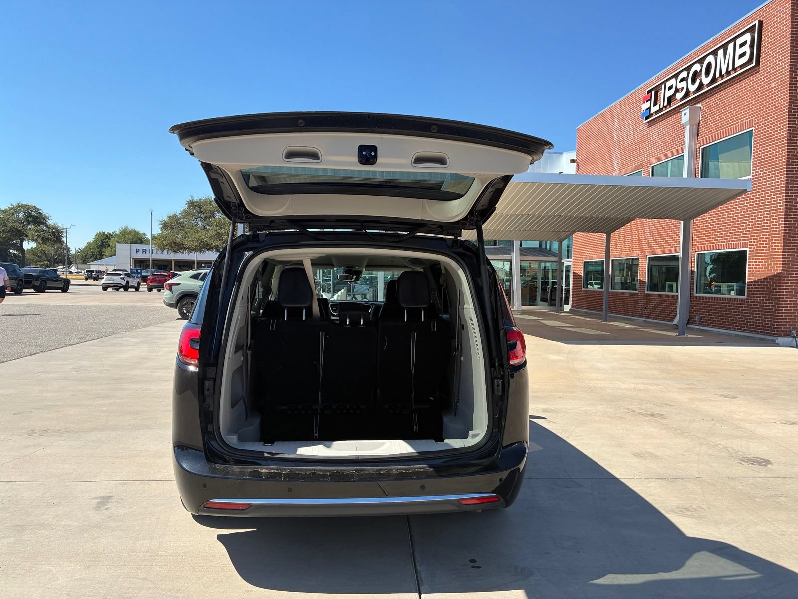 Used 2024 Chrysler Pacifica Touring-L FWD image 9