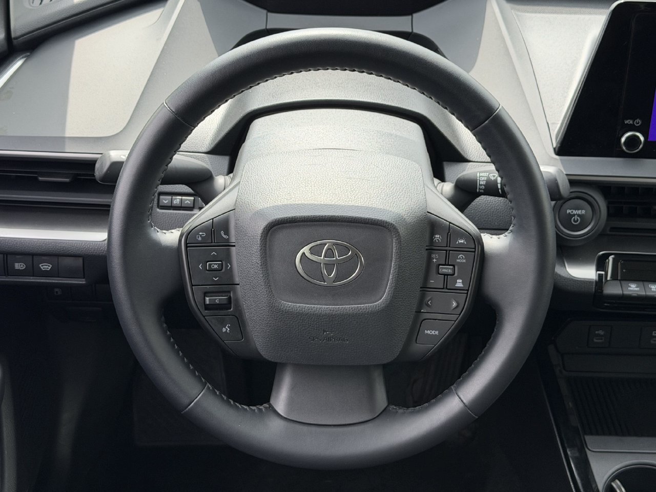 Used 2025 Toyota Prius LE FWD image 12
