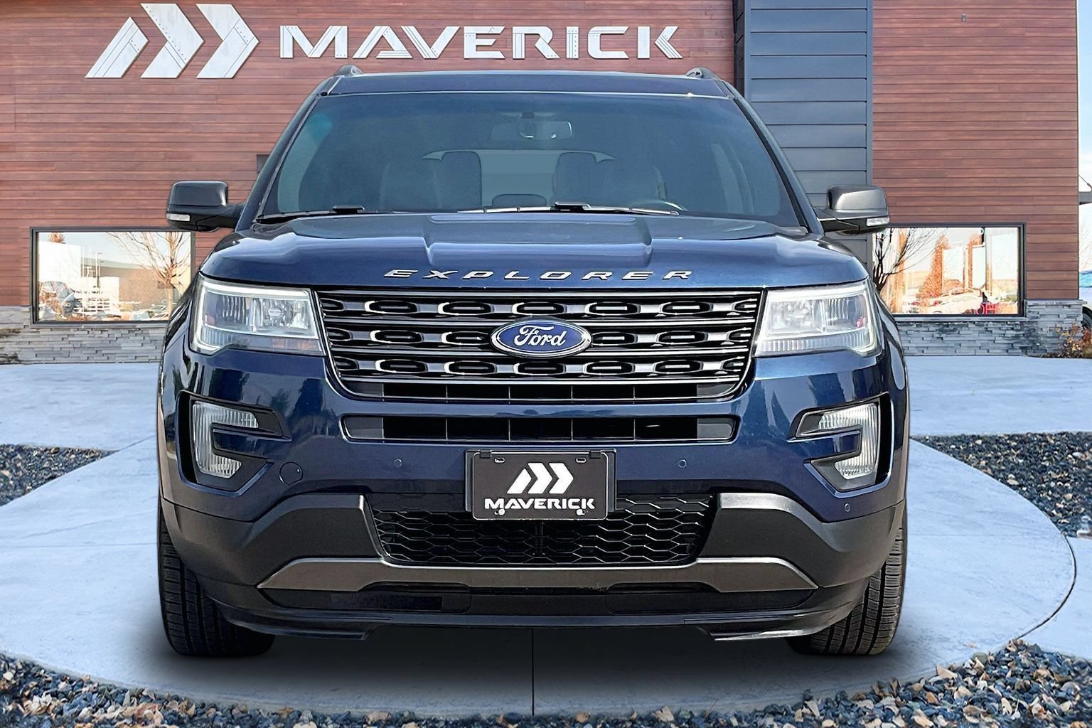 Used 2017 Ford Explorer XLT w/ Equipment Group 202A AWD/4WD image 2