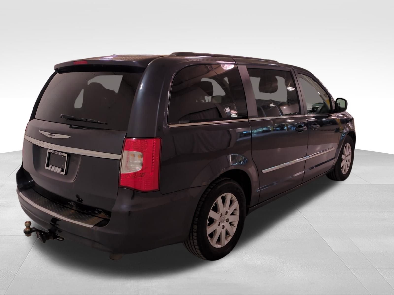 Used 2014 Chrysler Town & Country Touring image 3
