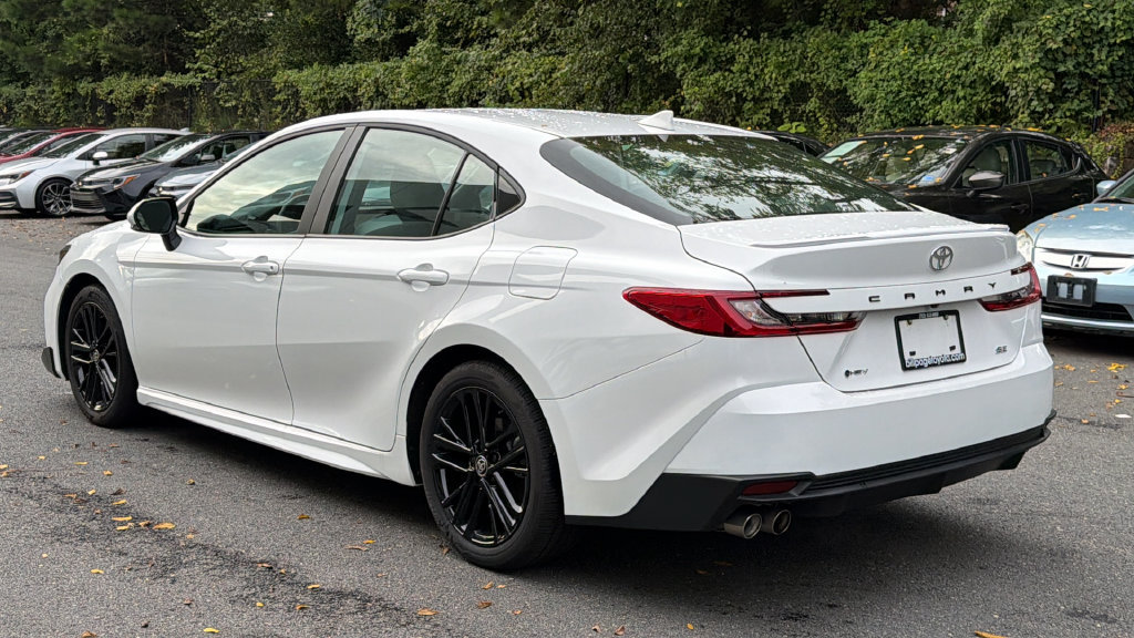 Used 2025 Toyota Camry SE FWD image 3