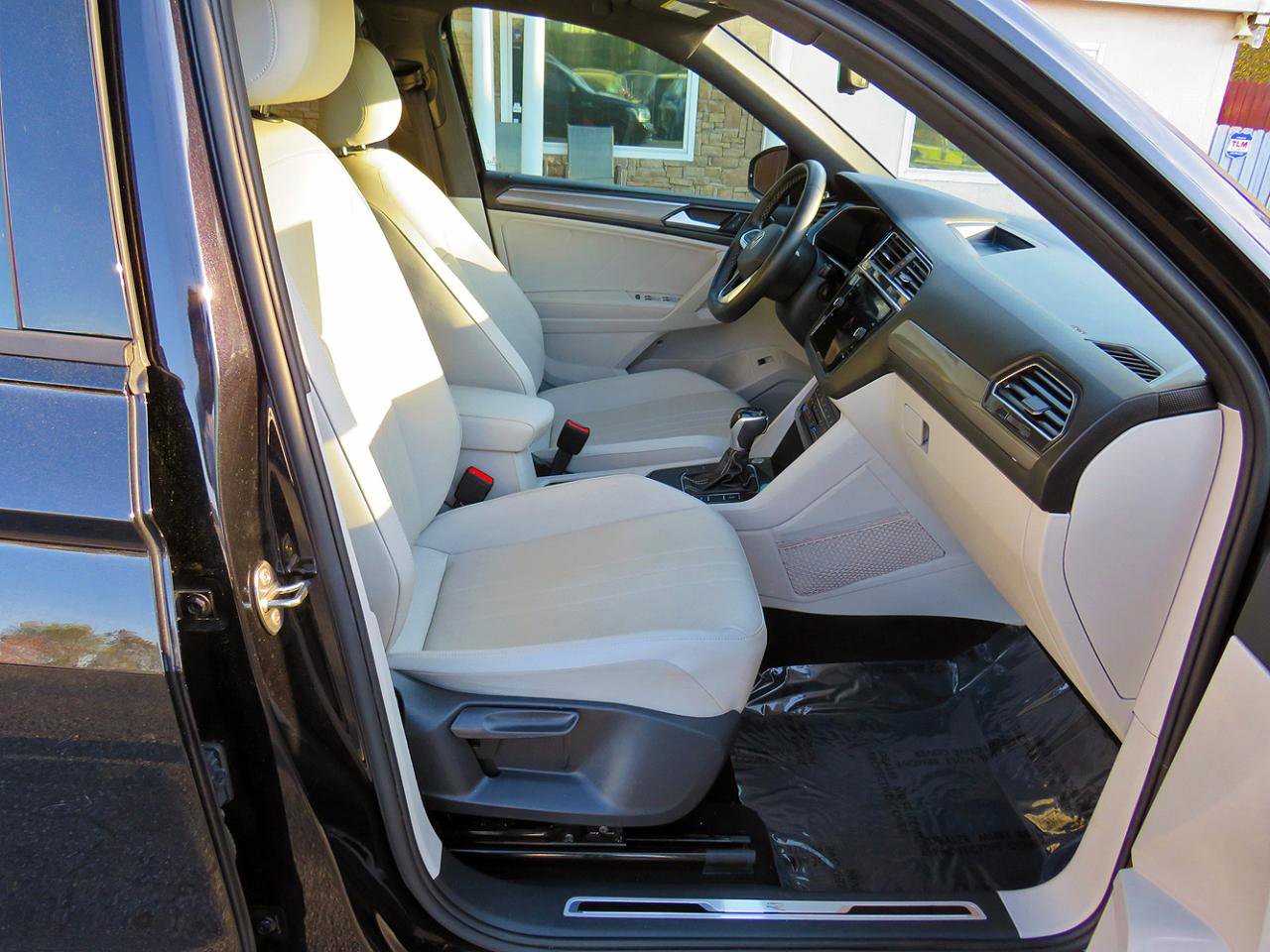 Used 2023 Volkswagen Tiguan SE R-Line FWD image 22