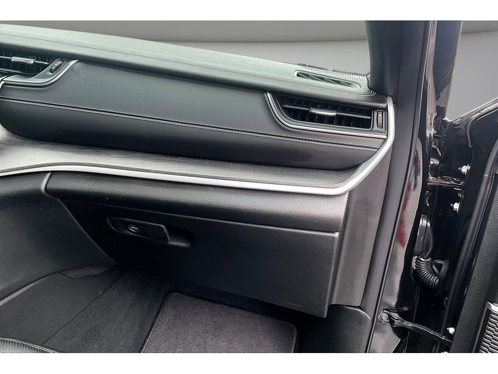 Used 2025 Jeep Grand Cherokee L Limited w/ Luxury Tech Group II image 17