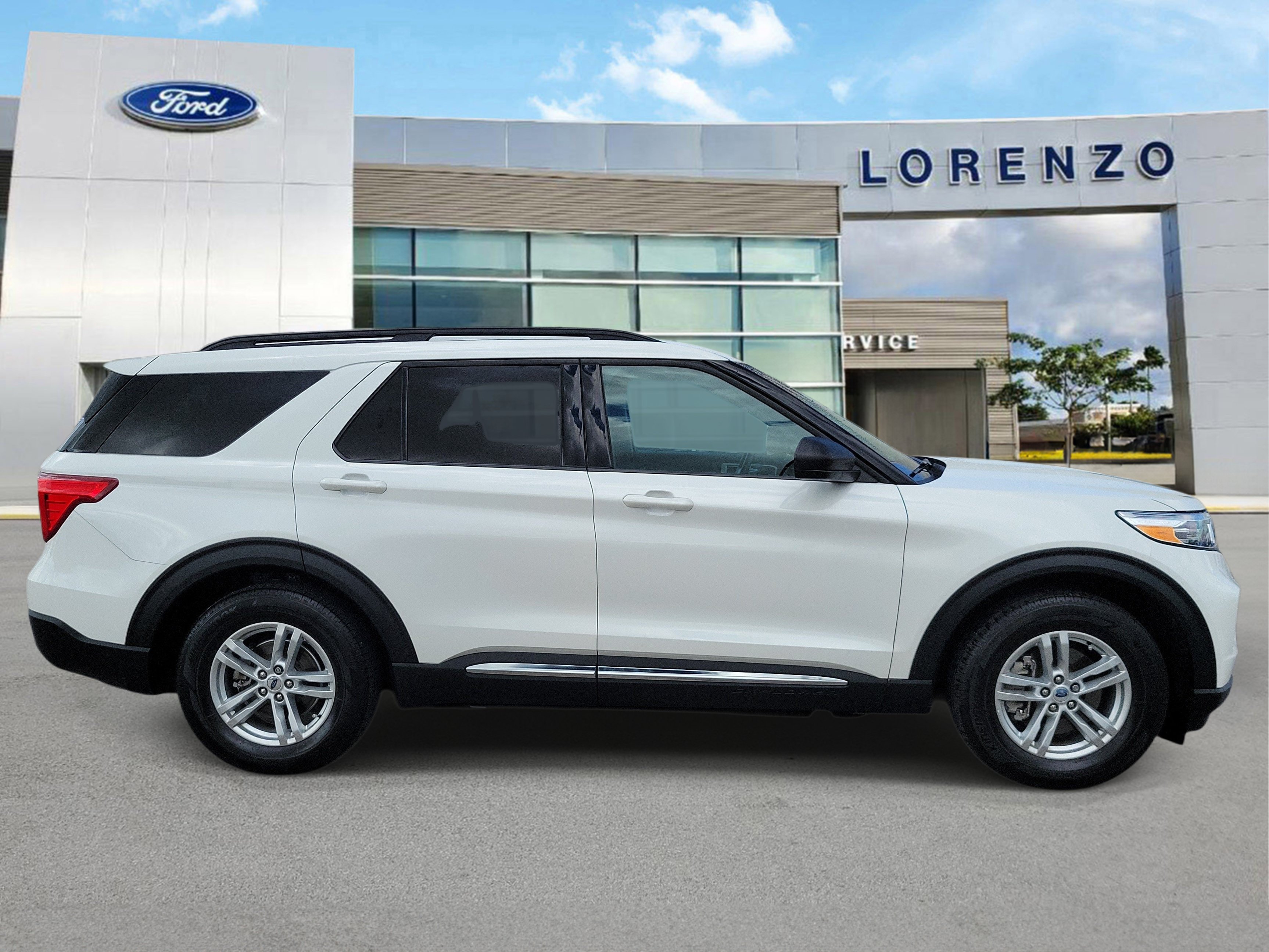 Used 2024 Ford Explorer XLT RWD image 4